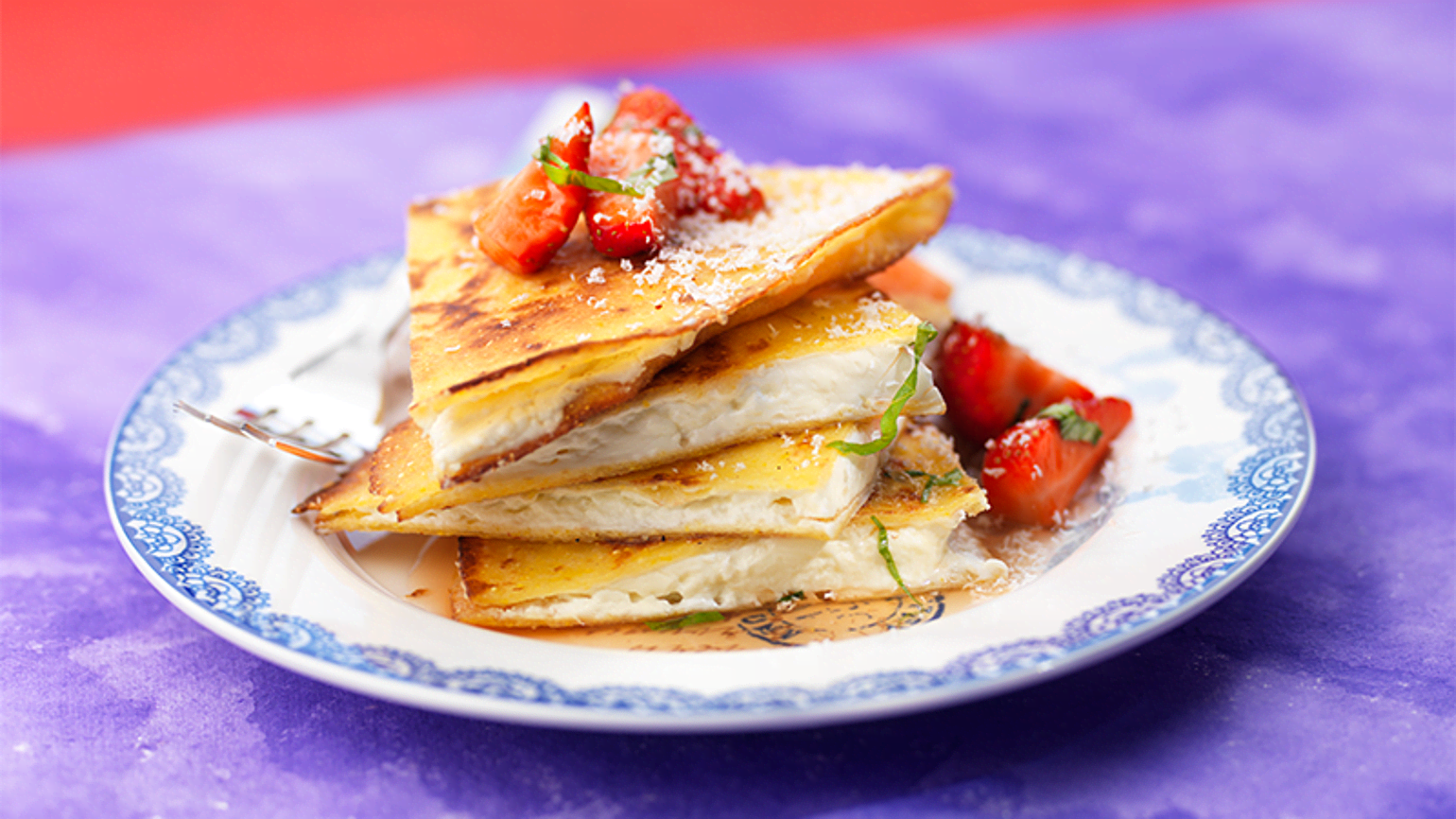 Hvit sjokolade-quesadillas med jordbær og basilikum